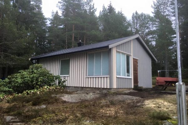 Bilde av en nybygd grå hytte - Eliassen Bygg AS, Fredrikstad, Sarpsborg - Snekker, tømrer