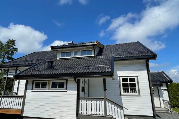 Bilde av et nytt svart tak på et hvitt hus- Eliassen Bygg AS, Fredrikstad, Sarpsborg - Snekker, tømrer